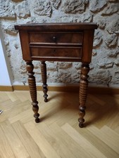 Antico comodino da centro in noce