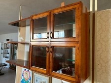 Piccola libreria con 4 ante in cristallo e fondo a specchio