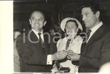 1958 PARIS Jean-Louis VIGIER premia Raf VALLONE per "Vu du pont" - Foto 18x13
