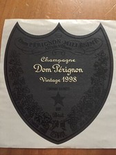 Une étiquette de champagne Dom Pérignon Vintage 1998