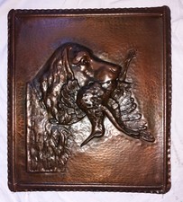 BASSORILIEVO IN RAME SBALZATO  RAFFIGURANTE CACCIA UN SETTER IRLANDESE CON PREDA