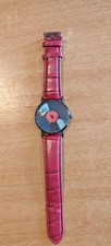 Orologio da polso in stile Vinile con cinturino rosso in pelle.