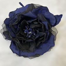 Fiori tinti blu navy nero