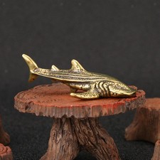 Statuette di squalo a bocca