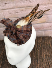 Splendido originale HARRIS TWEED Fascinator marrone blu piume di tartan (34)B