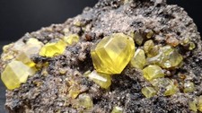 Zolfo giallo cristalli lucenti – Miniera di Cozzo Disi, Sicilia, Italia 