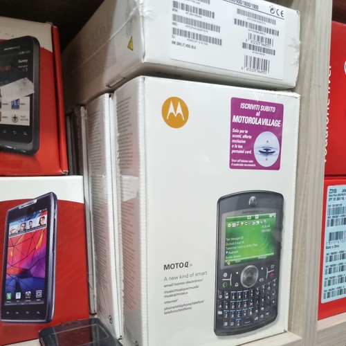 Motorola moto new sealed in - q,
