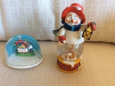 DUE SFERE PALLE VETRO CON NEVE - SCIATORI IN FUNIVIA E PUPAZZO DI NEVE