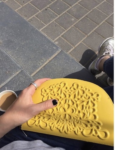 Pochette gialla fatta - , a
