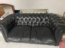Divano Chester in pelle nera.Buono Stato,del 1990 Vintage Originale.piume D’oca