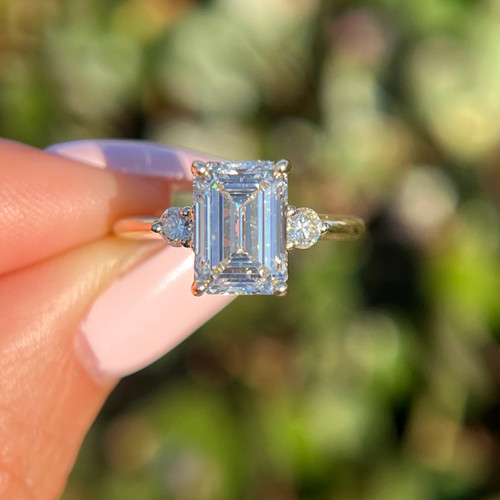 Anello con diamanti coltivati