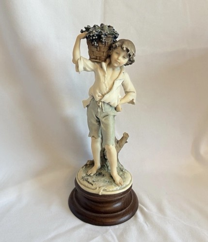 Figurina ragazzo con uva - figurina,