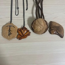 3 collane Ainu, scultura in