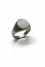 Anello chevalier in acciaio satinato rigato – uomo stile moderno (misure 27 • 25