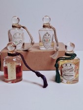 Quatre miniatures de parfum