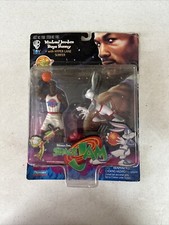 statuina michael jordan bugs