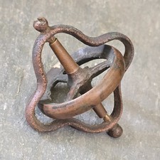 Antico giroscopio in ottone
