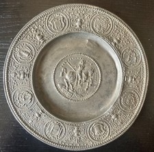 antico piatto in peltro 19,5 cm. Duca di Eberardo. Decorazione in rilievo di qualità