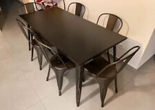 Tavolo in metallo con sedie