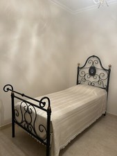 letto singolo con pomo in ottone e decoro della testiera dipinto a mano