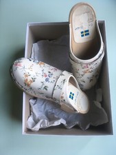 Zoccoli Svedesi in legno con tomaia in vera pelle bianca a fiori suola in gomma