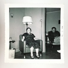 Poltrona angolare vecchia donna foto anni 50 soggiorno lampada signora camera istantanea B3090