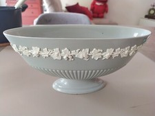 Vaso in porcellana Wedgwood Queen Sware Embossed White On Grey 28 Cm