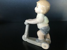 Hervit (Royal Class) bimbo con monopattino porcellana