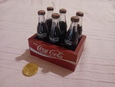 Mini cassetta in legno con bottiglie miniatura in vetro coca cola completa