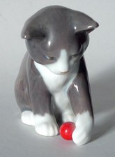 Gatto con palla rossa-Figurina