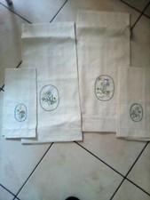 Due Set  di asciugamani in lino ricamate a mano 