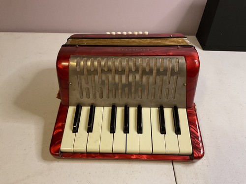 Fisarmonica vintage rossa