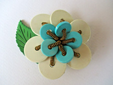 Antica spilla con fiore in metallo e bachelite? ( Trifari Coro )
