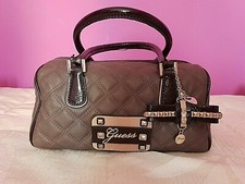 Borsa a mano/BAG GUESS Bauletto-baguette matelassè,similpelle+ciondolo/tortora