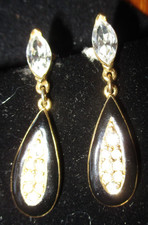 Orecchini con strass pendenti