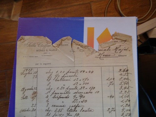 Antico documento rovinato - rovinato, in