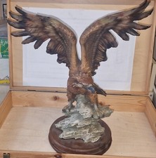 Aquila roccia statua - ➤, su