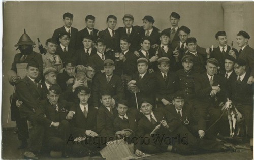 Giovane uomo confraternita con - giovane,