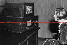 F018420 Girl examining one of