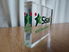 premio in plexiglass con il logo Sisal 20 x 14 cm