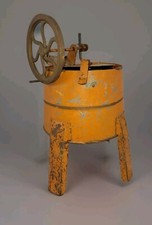 Antico MODELLO IN LATTA DIPINTO di LAVATRICE AGITATORE A MANOVELLA FUNZIONANTE 10"