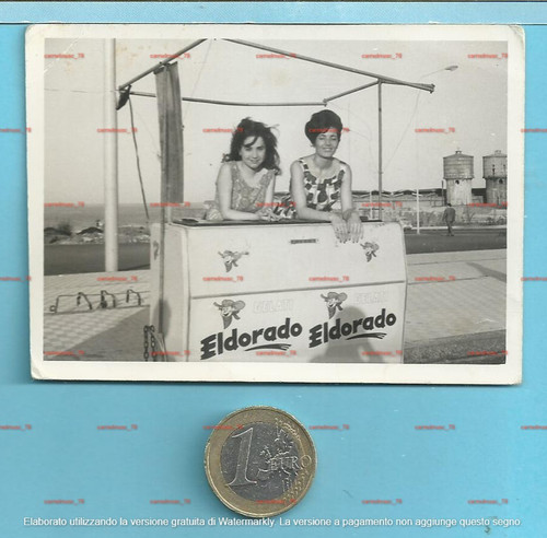 Foto con due venditrici - due, di