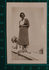 FOTO BELLA DONNA ELEGANTE IN PIEDI SUL MURETTO MARE GENOVA 1931 C.   ( F 39 )
