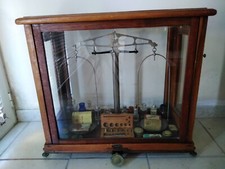 Antica Bilancia Da Farmacia In Vetrina Di Legno Con Medicinali D'Epoca