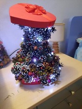 Composizione Pigne Artigianale Natalizia, A Forma Di Albero, Con Cuore, Luci