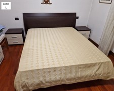 Letto matrimoniale con testiera in legno scuro e materasso incluso