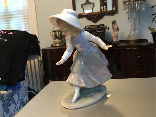 Nao lladro figurine - by, "girl