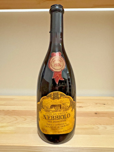Bottiglia vino nebbiolo - di,