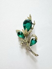 Spilla in vetro Gripoix verde smeraldo difettosa Kramer vintage firmata