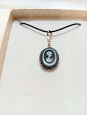 Ciondolo Cammeo Volto Di Donna Su Onice Nero Cornice In Arg.925 Laccio In Regalo